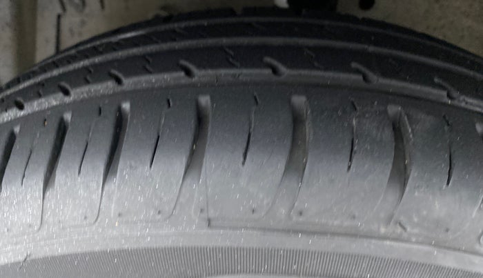 2013 Maruti Swift VXI, Petrol, Manual, 49,510 km, Left Front Tyre Tread