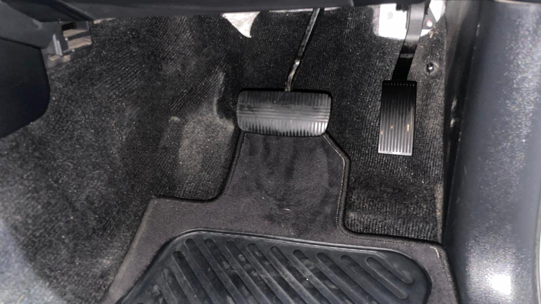 2018 Nissan Navara St-X (4x4), Automatic, 82330 km, Pedals and Footmat