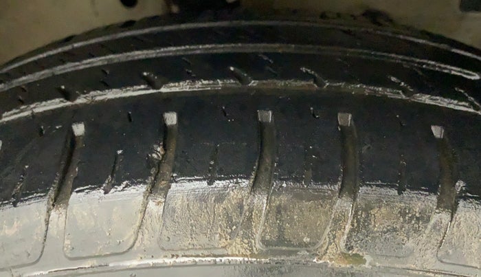 2013 Maruti Swift Dzire VXI, Petrol, Manual, 70,817 km, Right Front Tyre Tread