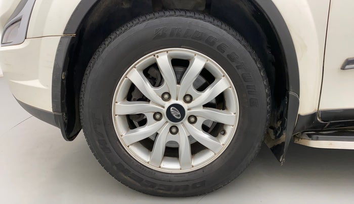 2016 Mahindra XUV500 W10, Diesel, Manual, 33,798 km, Left Front Wheel