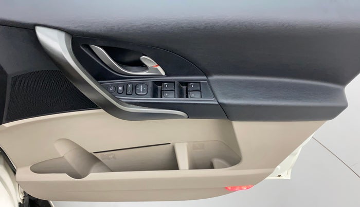 2016 Mahindra XUV500 W10, Diesel, Manual, 33,798 km, Driver Side Door Panels Control