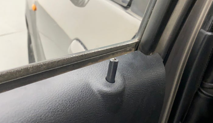 2016 Datsun Redi Go SPORT, Petrol, Manual, 79,233 km, Lock system - Door lock knob has minor damage