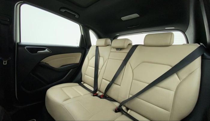 2015 Mercedes Benz B Class B200 CDI SPORT, Diesel, Automatic, 82,401 km, Right Side Rear Door Cabin View