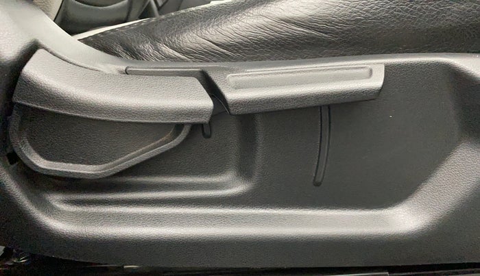2019 Hyundai VENUE SX(O) CRDi, Diesel, Manual, 52,800 km, Driver Side Adjustment Panel
