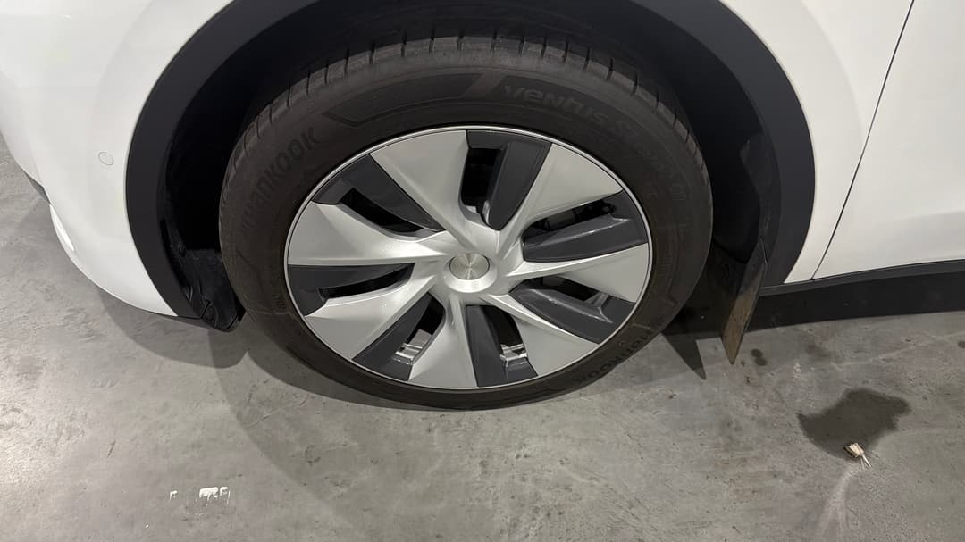 2024 Tesla Model Y Rear-wheel Drive, Automatic, 16754 km, Left Front Wheel
