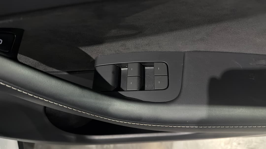 2024 Tesla Model Y Rear-wheel Drive, Automatic, 16754 km, Drivers Side Door Panel Controls
