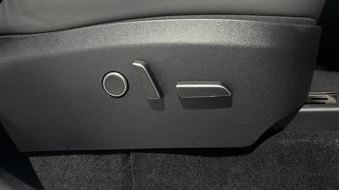 2024 Tesla Model Y Rear-wheel Drive, Automatic, 16754 km, Drivers Side Adjustment Panel