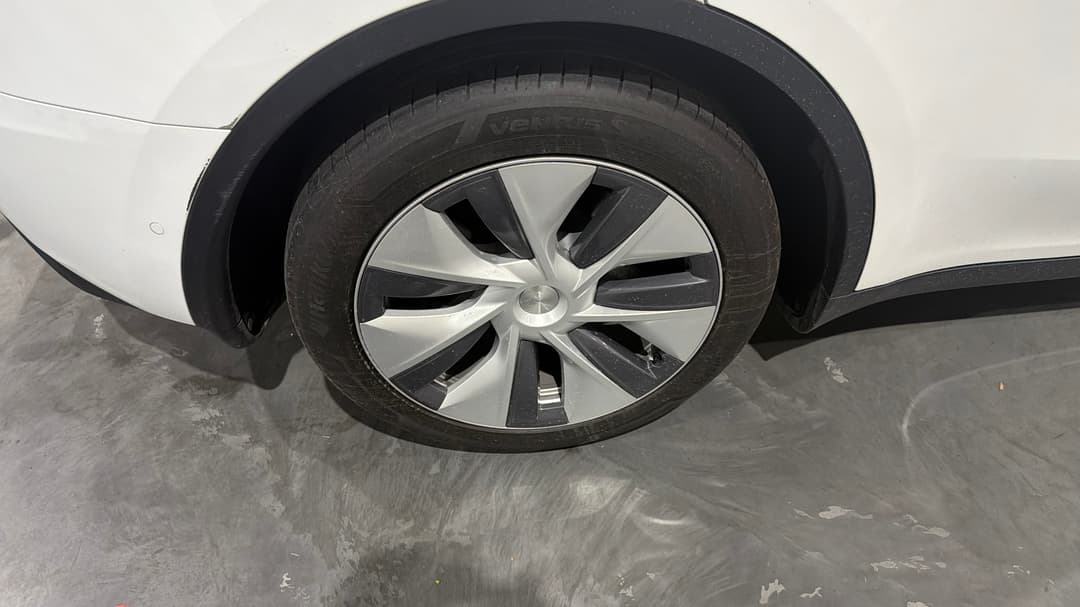 2024 Tesla Model Y Rear-wheel Drive, Automatic, 16754 km, Right Rear Wheel