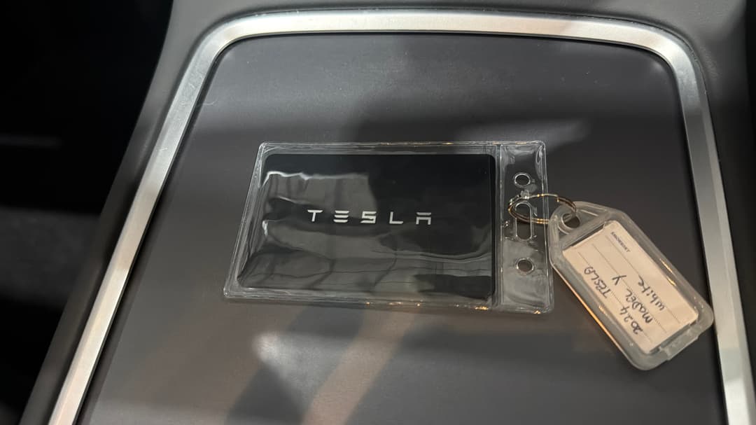 2024 Tesla Model Y Rear-wheel Drive, Automatic, 16754 km, Key Close-up