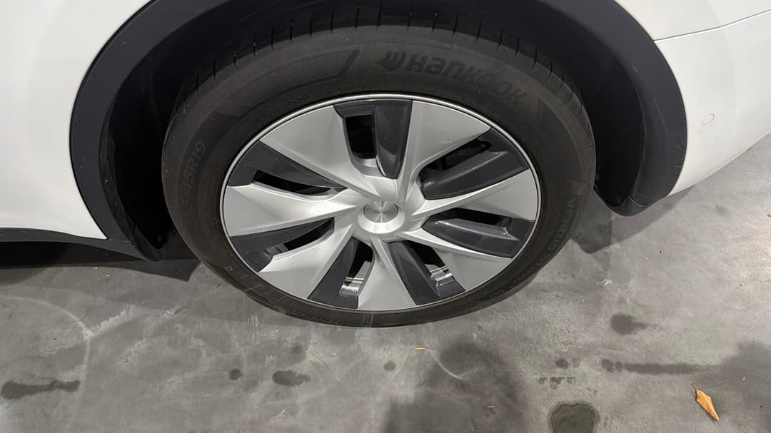 2024 Tesla Model Y Rear-wheel Drive, Automatic, 16754 km, Left Rear Wheel