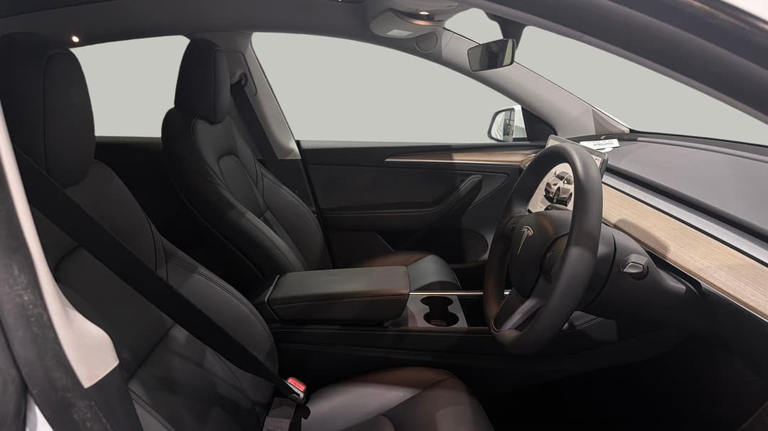 2024 Tesla Model Y Rear-wheel Drive, Automatic, 16754 km, Right Side Front Door Cabin View