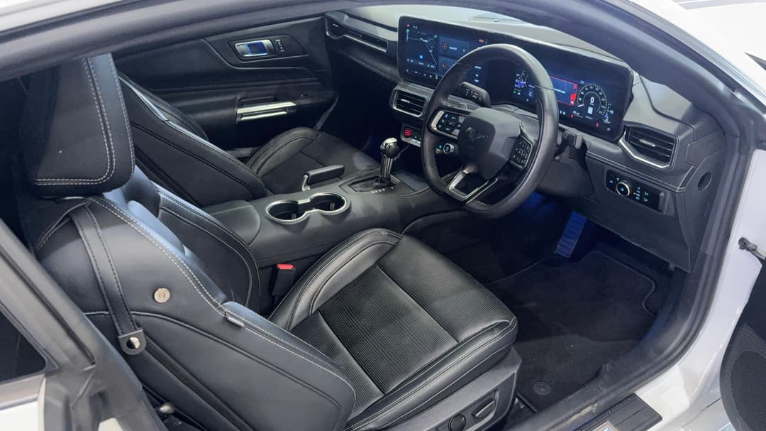 2024 Ford Mustang Gt 5.0 V8, Automatic, 5559 km, Right Side Front Door Cabin View
