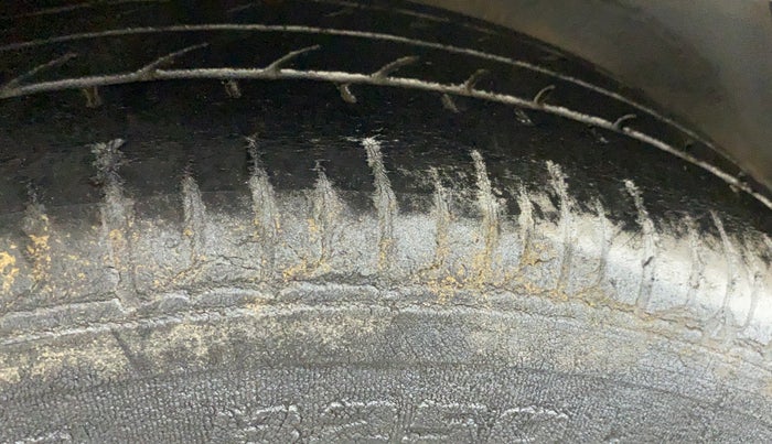 2015 Hyundai i10 MAGNA 1.1, Petrol, Manual, 35,215 km, Left Front Tyre Tread