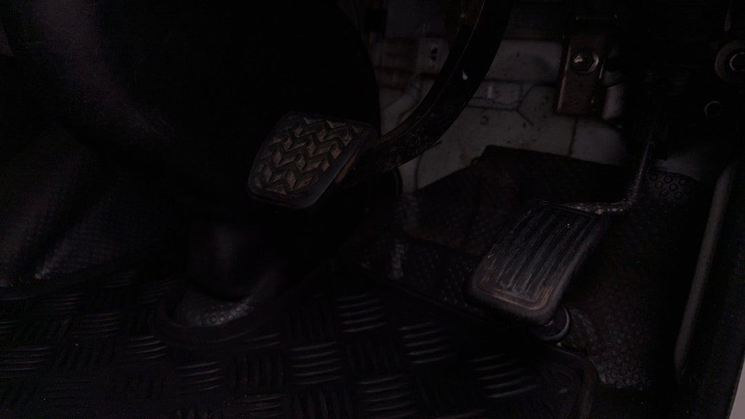 2018 Toyota Hiace Lwb, Automatic, 122660 km, Pedals and Footmat