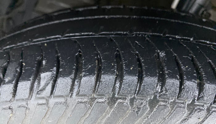 2014 Maruti Swift VXI D, Petrol, Manual, 29,810 km, Left Front Tyre Tread