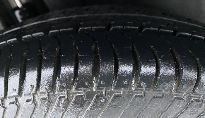 2014 Maruti Swift VXI D, Petrol, Manual, 29,810 km, Right Rear Tyre Tread