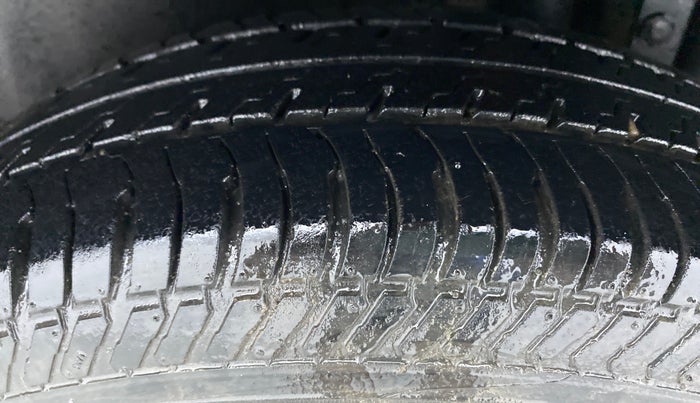 2014 Maruti Swift VXI D, Petrol, Manual, 29,810 km, Left Rear Tyre Tread