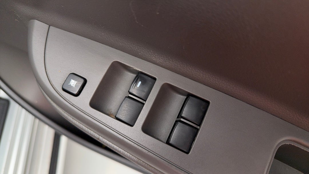 2016 Mitsubishi Triton Glx Plus (4x4), Manual, 146521 km, Drivers Side Door Panel Controls