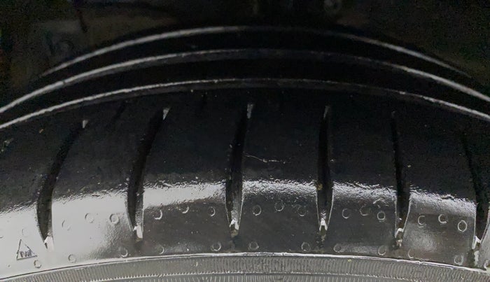 2017 Maruti Ciaz ZDI+ SHVS, Diesel, Manual, 89,086 km, Left Front Tyre Tread