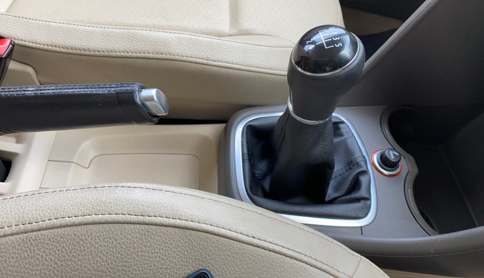 2014 Volkswagen Vento HIGHLINE 1.6 MPI, Petrol, Manual, 71,053 km, Gear Lever