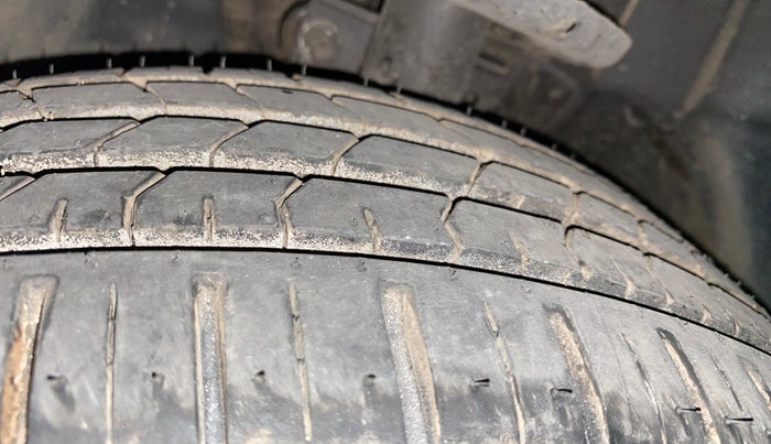 2014 Volkswagen Vento HIGHLINE 1.6 MPI, Petrol, Manual, 71,053 km, Left Front Tyre Tread