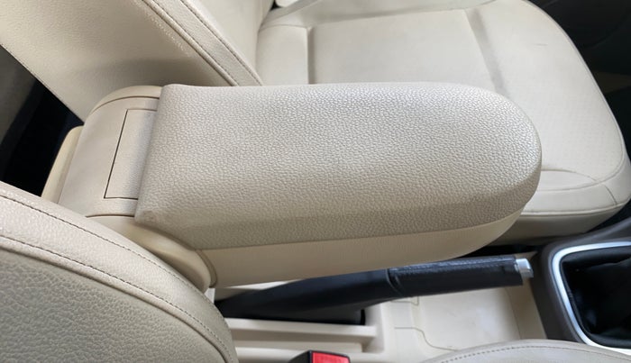 2014 Volkswagen Vento HIGHLINE 1.6 MPI, Petrol, Manual, 71,053 km, Driver seat - Armrest has miinor damage