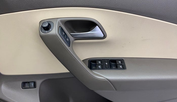 2014 Volkswagen Vento HIGHLINE 1.6 MPI, Petrol, Manual, 71,053 km, Driver Side Door Panels Control