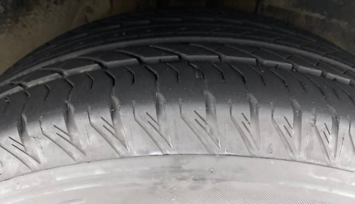 2020 Mahindra XUV500 W11 (O) AT, Diesel, Automatic, 13,720 km, Right Front Tyre Tread