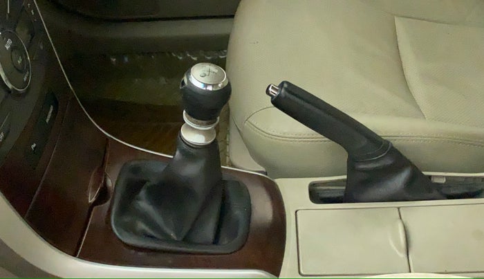 2013 Toyota Corolla Altis GL PETROL, Petrol, Manual, 70,812 km, Gear lever - Knob cover torn