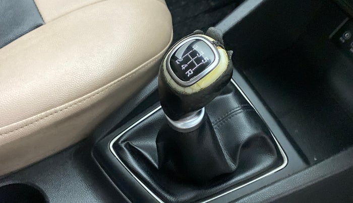 2016 Hyundai Elite i20 ASTA 1.2 (O), Petrol, Manual, 55,703 km, Gear lever - Knob cover torn