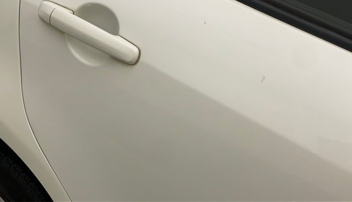 2015 Maruti Swift VXI, Petrol, Manual, 65,318 km, Right rear door - Minor scratches