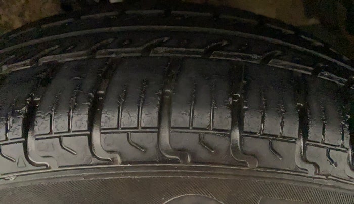 2015 Maruti Swift VXI, Petrol, Manual, 65,318 km, Left Front Tyre Tread