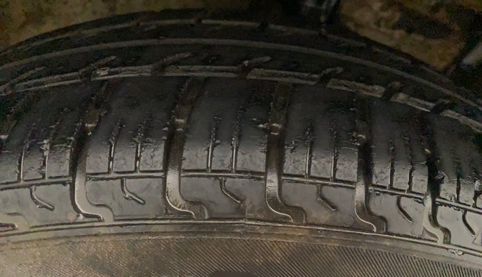 2015 Maruti Swift VXI, Petrol, Manual, 65,318 km, Right Rear Tyre Tread