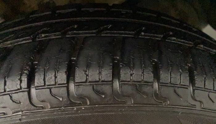 2015 Maruti Swift VXI, Petrol, Manual, 65,318 km, Left Rear Tyre Tread