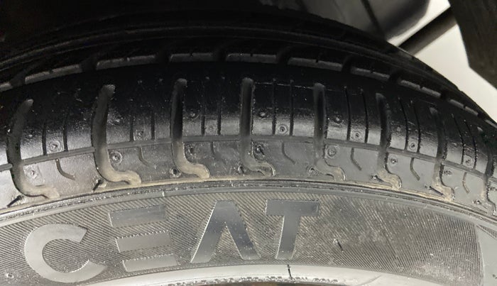 2015 Hyundai Eon MAGNA PLUS, Petrol, Manual, 46,052 km, Right Front Tyre Tread