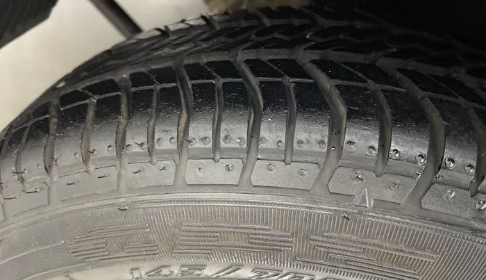 2015 Hyundai Eon MAGNA PLUS, Petrol, Manual, 46,052 km, Left Front Tyre Tread