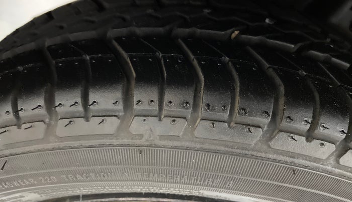 2015 Hyundai Eon MAGNA PLUS, Petrol, Manual, 46,052 km, Right Rear Tyre Tread