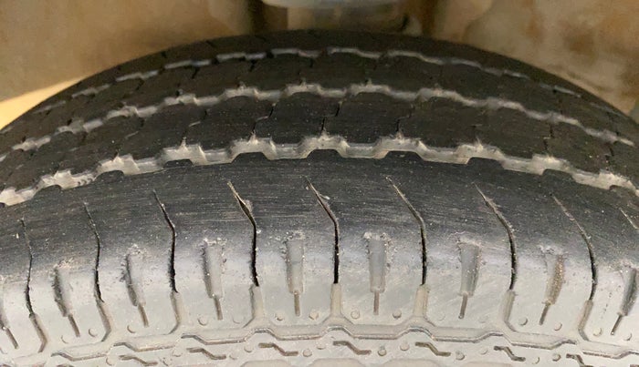 2016 Maruti Omni 5 STR, Petrol, Manual, 17,602 km, Left Front Tyre Tread
