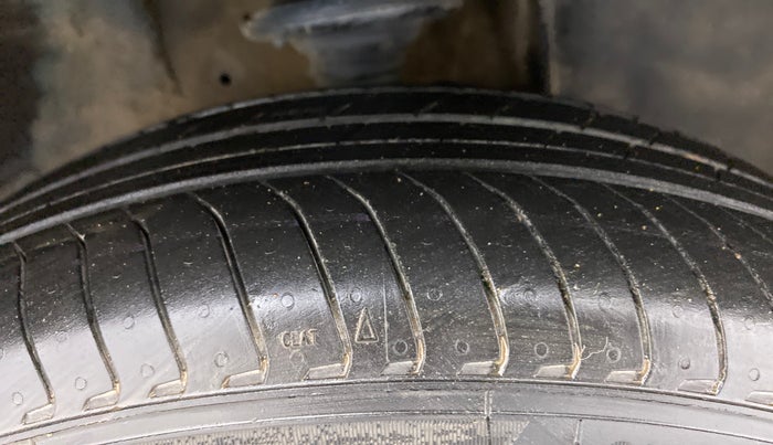 2017 Maruti IGNIS ALPHA 1.2 DUAL TONE, Petrol, Manual, 70,308 km, Right Front Tyre Tread