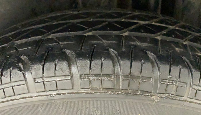 2015 Maruti Swift LXI (O), Petrol, Manual, 71,287 km, Left Rear Tyre Tread