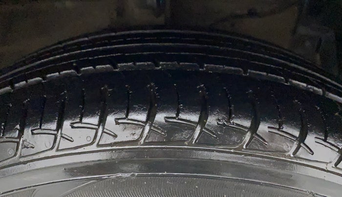 2017 Maruti Ciaz ZETA 1.4  MT PETROL, Petrol, Manual, 31,486 km, Right Front Tyre Tread