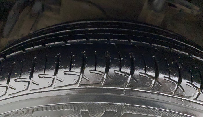 2017 Maruti Ciaz ZETA 1.4  MT PETROL, Petrol, Manual, 31,486 km, Left Front Tyre Tread