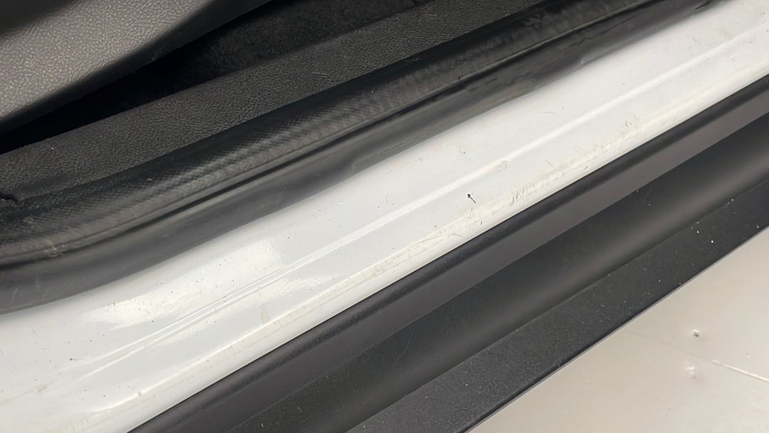 2015 Ford Focus Ambiente, Automatic, 99918 km, Door Sills Front LHS Scratch