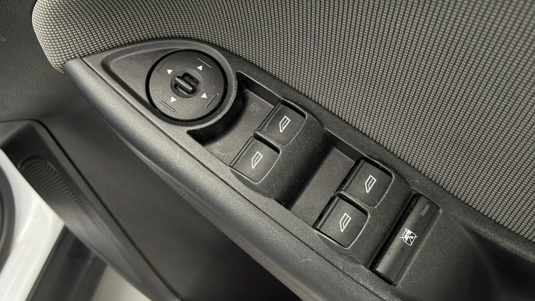 2015 Ford Focus Ambiente, Automatic, 99918 km, Drivers Side Door Panel Controls
