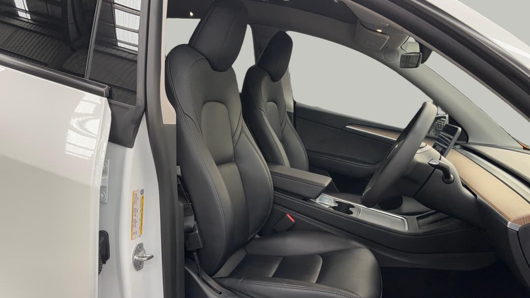 2022 Tesla Model Y Rear-wheel Drive, Automatic, 64459 km, Right Side Front Door Cabin View