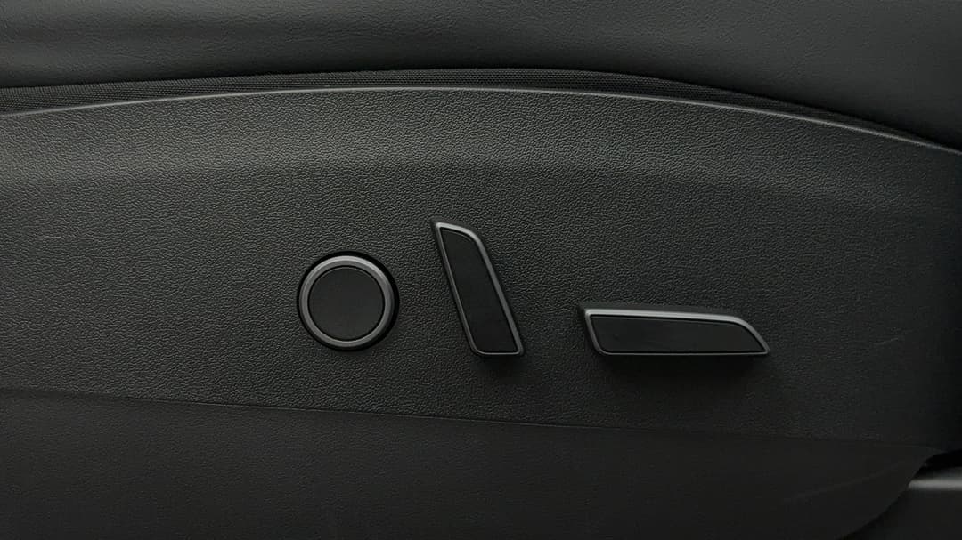 2022 Tesla Model Y Rear-wheel Drive, Automatic, 64459 km, Drivers Side Adjustment Panel