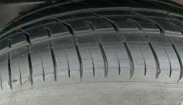 2015 Mahindra Scorpio S6 PLUS, Diesel, Manual, 67,624 km, Right Rear Tyre Tread