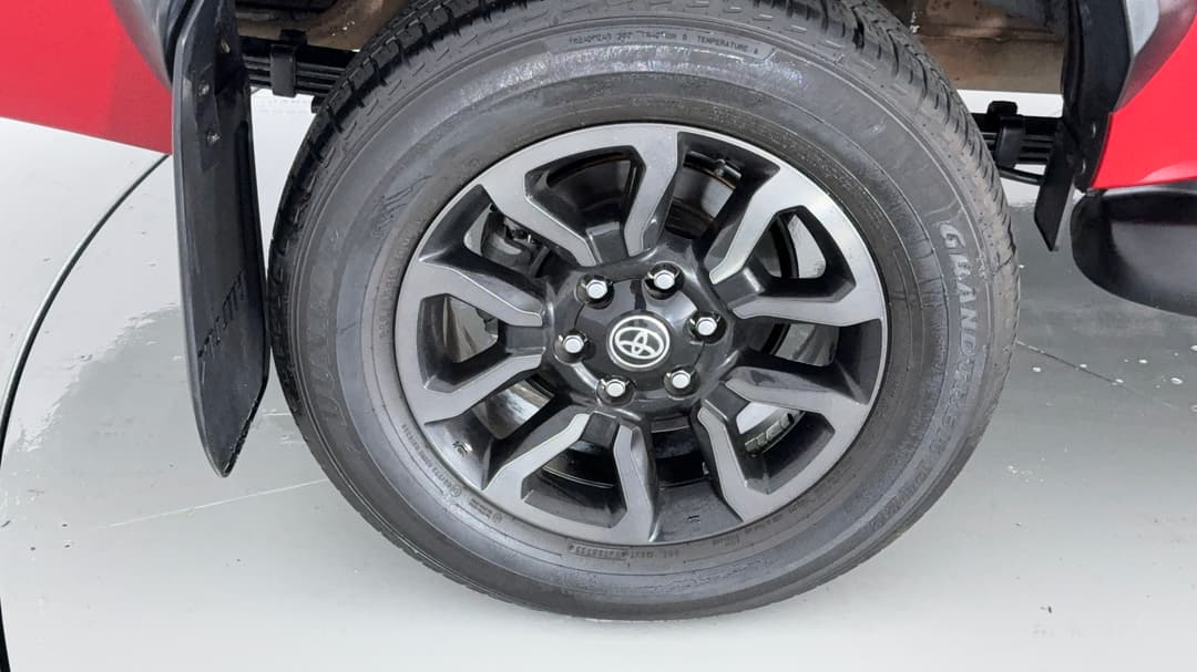 2023 Toyota Hilux Rogue (4x4), Automatic, 47505 km, Right Rear Wheel