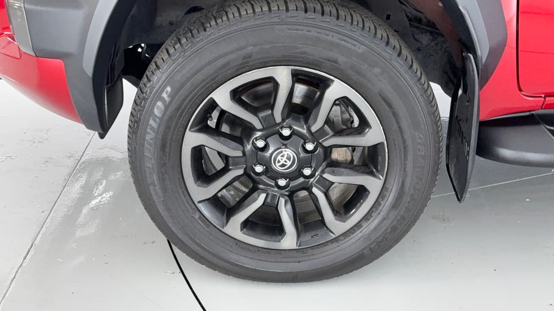 2023 Toyota Hilux Rogue (4x4), Automatic, 47505 km, Left Front Wheel