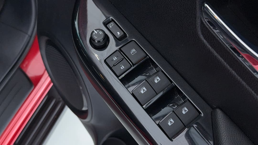 2023 Toyota Hilux Rogue (4x4), Automatic, 47505 km, Drivers Side Door Panel Controls